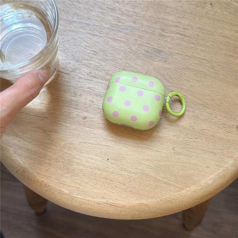 Pokrowiec w groszki na Apple AirPods 4, miękka osłona ochronna z tworzywa TPU z karabińczykiem
