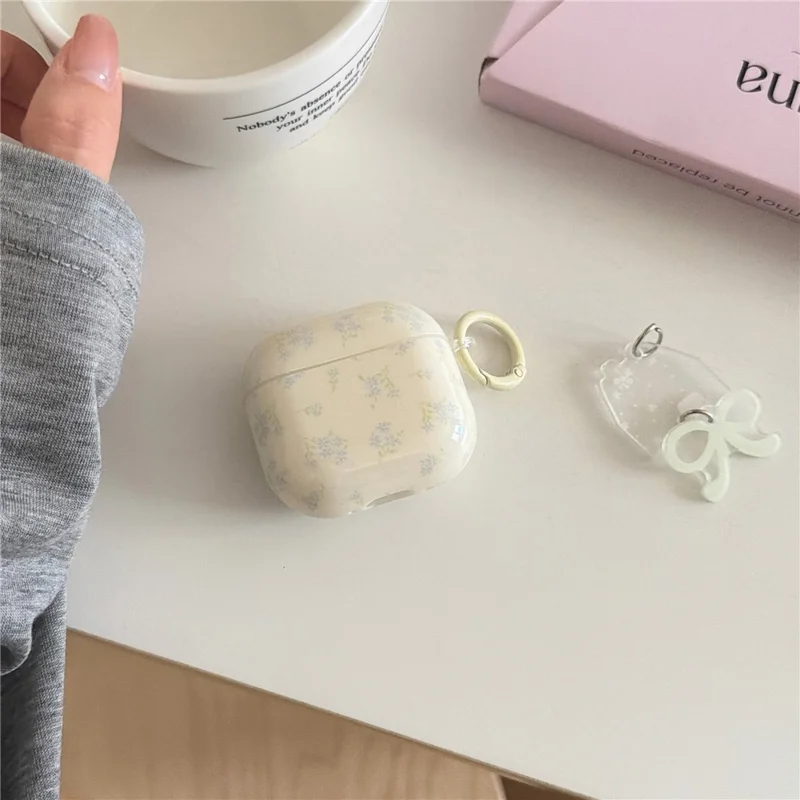 Malutka kwiatowa obudowa na AirPods Pro 3, ochronna obudowa z TPU z kokardą i wisiorem oraz klamrą