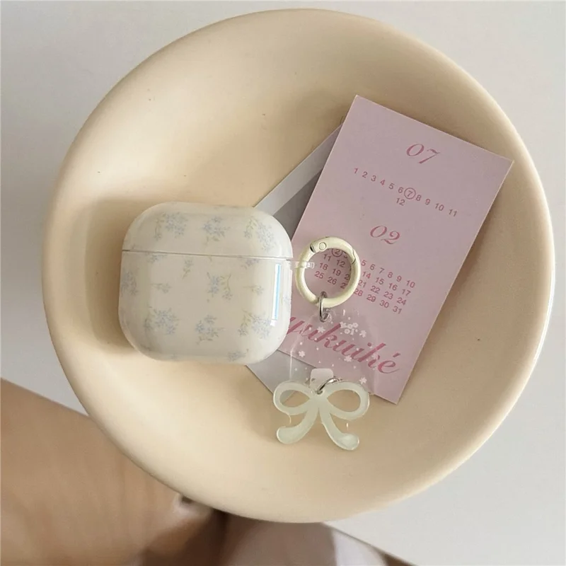 Malutkie Etui z Motywem Kwiatowym do AirPods Pro / Pro 2, Ochronna Obudowa z TPU z Wstążką i Charmem oraz Zatrzaskiem