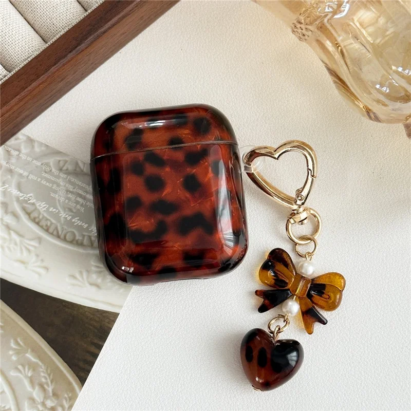 TPU Cover for Apple AirPods with Wireless Charging Case (2019)  /  AirPods with Charging Case (2019)  /  (2016) Leopard Print Protective Case with Pendant Charm - Heart Pendant
