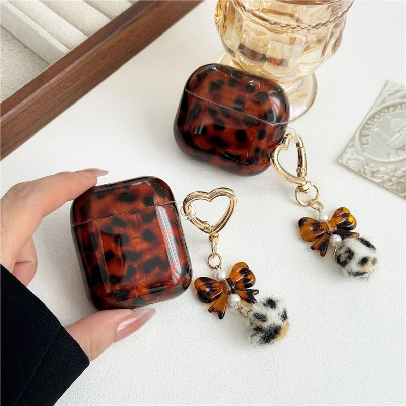 TPU Cover for Apple AirPods with Wireless Charging Case (2019)  /  AirPods with Charging Case (2019)  /  (2016) Leopard Print Protective Case with Pendant Charm - Heart Pendant