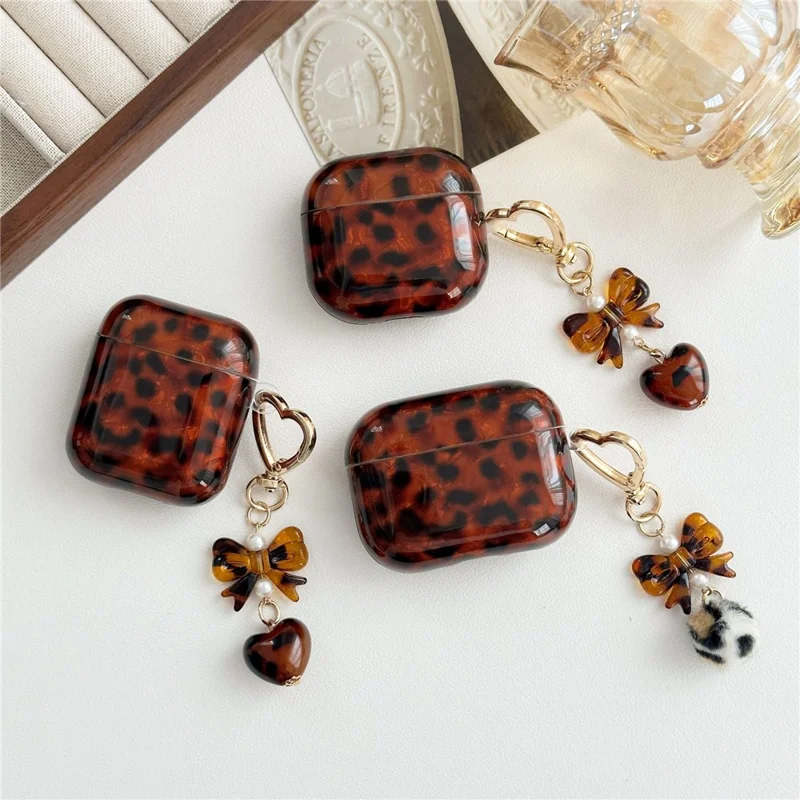 TPU Cover for Apple AirPods with Wireless Charging Case (2019)  /  AirPods with Charging Case (2019)  /  (2016) Leopard Print Protective Case with Pendant Charm - Heart Pendant