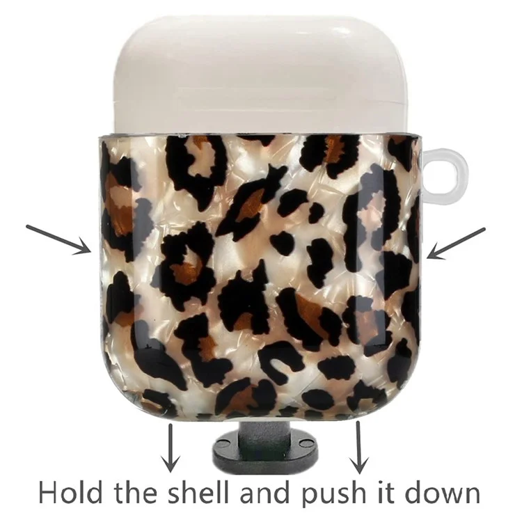 Per Apple AirPods With Charging Case (2016)/(2019)/AirPods With Wireless Charging Case (2019) Stilish Shell Grain Pattern Stamping IMD TPU Earphone Case Protector Con Cordino - Leopardo