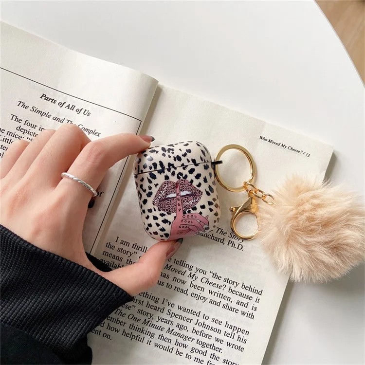 Для Apple AirPods с зарядным футляром (2016) / (2019) / AirPods с беспроводным зарядным футляром (2019) Противоударная крышка Lip Leopard Pattern TPU Headset Case с подвеской в виде помпона