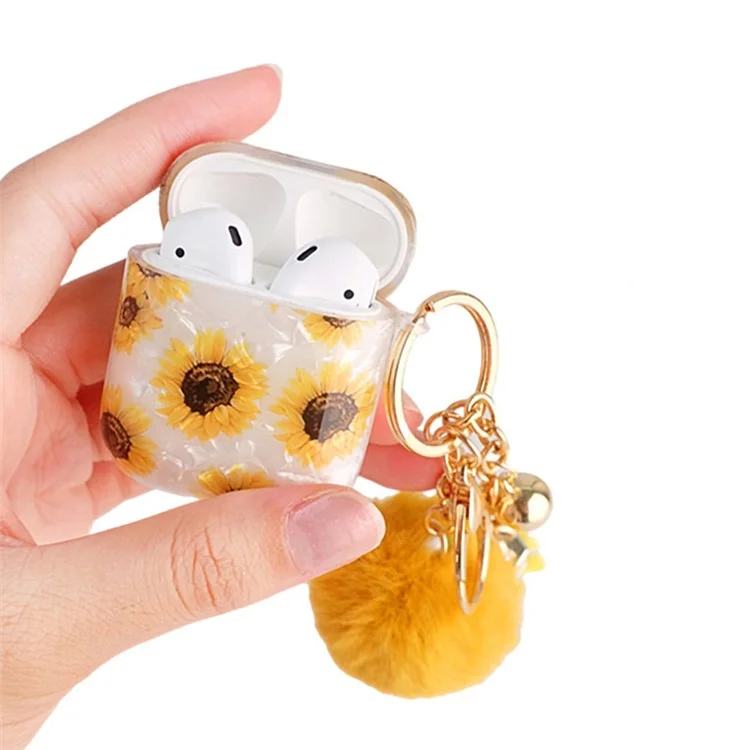 Для Apple AirPods с зарядным чехлом (2016) / (2019) / AirPods с беспроводным зарядным чехлом (2019) Ударопрочный чехол из TPU с текстурой в виде подсолнуха и с подвеской в виде пушистого шара
