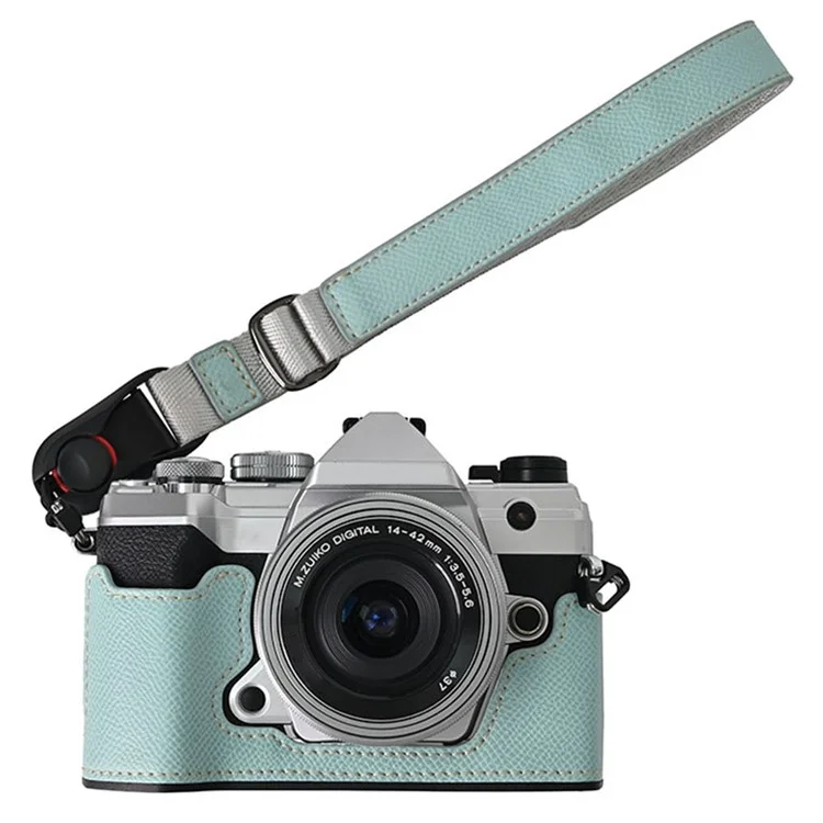 Чехол из кожи для фотоаппарата Olympus OM-5 с открывающейся батарейной крышкой и ручным ремешком - нежно-голубой