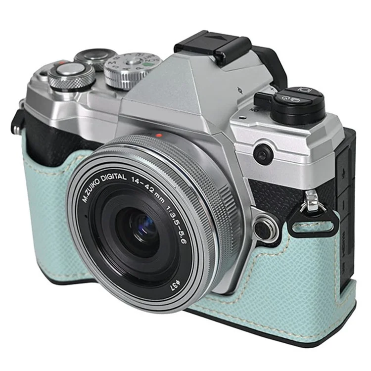 Чехол из кожи для фотоаппарата Olympus OM-5 с открывающейся батарейной крышкой и ручным ремешком - нежно-голубой