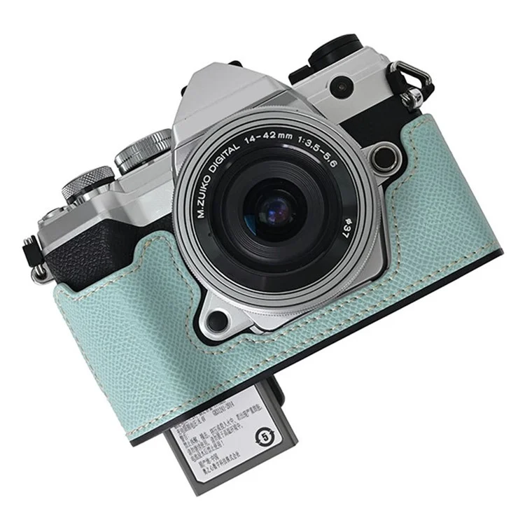 Чехол из кожи для фотоаппарата Olympus OM-5 с открывающейся батарейной крышкой и ручным ремешком - нежно-голубой