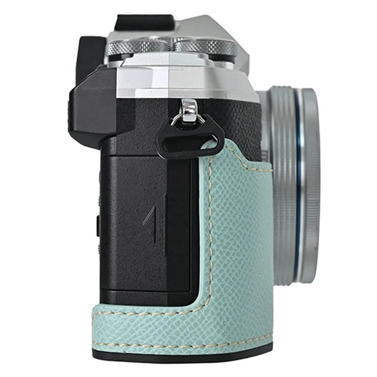 Чехол из кожи для фотоаппарата Olympus OM-5 с открывающейся батарейной крышкой и ручным ремешком - нежно-голубой