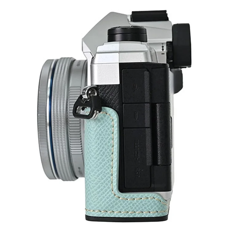Чехол из кожи для фотоаппарата Olympus OM-5 с открывающейся батарейной крышкой и ручным ремешком - нежно-голубой