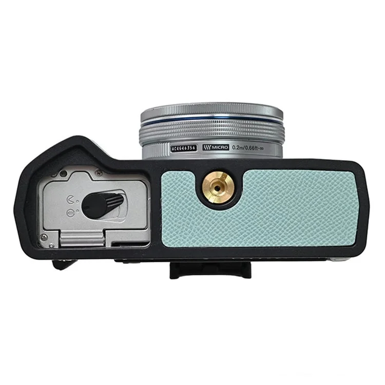 Чехол из кожи для фотоаппарата Olympus OM-5 с открывающейся батарейной крышкой и ручным ремешком - нежно-голубой
