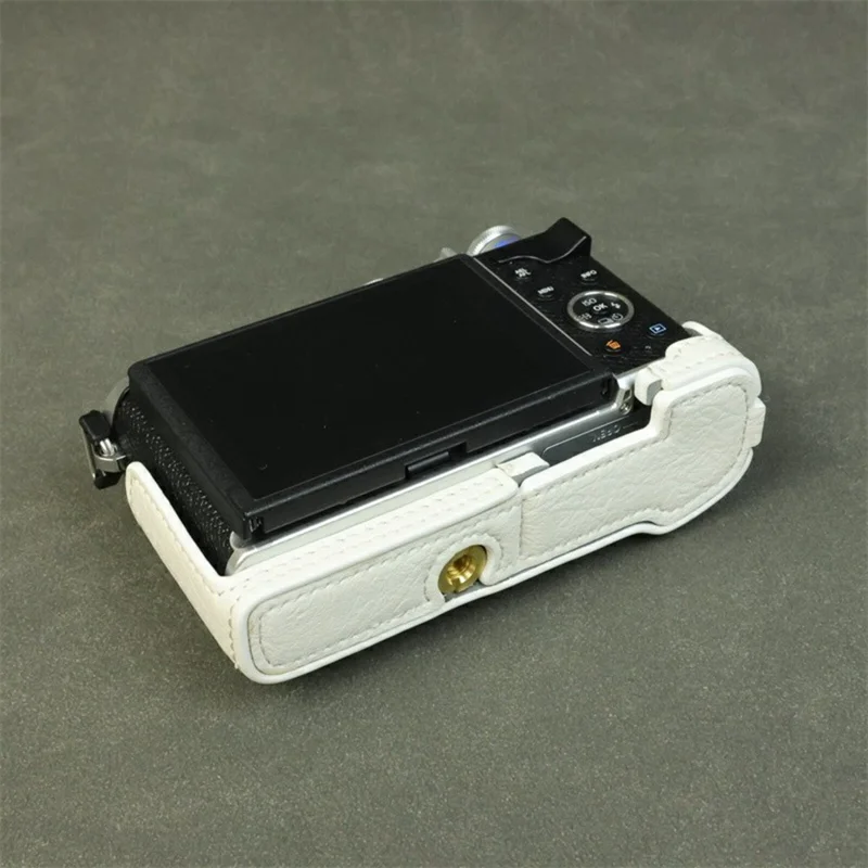 Til Olympus PEN E-P7 Kamera Bundkasse Buffalostruktur PU Læder Beskyttende Halvdæksel med Batteriadgang - Hvid