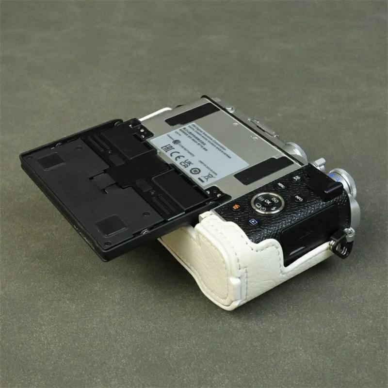Til Olympus PEN E-P7 Kamera Bundkasse Buffalostruktur PU Læder Beskyttende Halvdæksel med Batteriadgang - Hvid