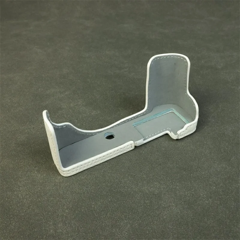 Til Olympus PEN E-P7 Kamera Bundkasse Buffalostruktur PU Læder Beskyttende Halvdæksel med Batteriadgang - Hvid