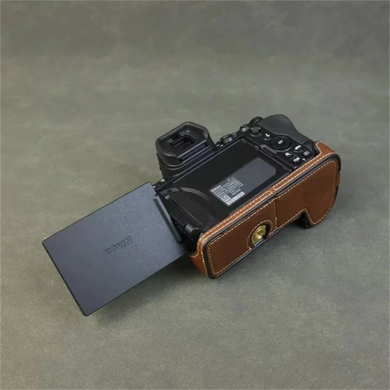 غطاء خلفي جزئي من جلد البولي يوريثان بنسيج الجاموس لهاتف Nikon Z 50 II مع فتحة في الأسفل للبطارية - كحلي