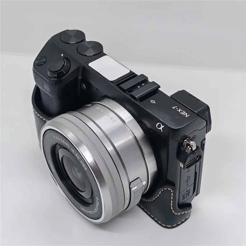 غطاء كاميرا نصف جسم لسوني NEX-7 / NEX-6 مع إمكانية الوصول إلى البطارية، غطاء سفلي من جلد البولي يوريثان - أسود