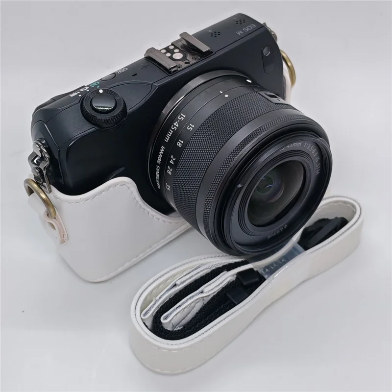 حقيبة كاميرا كانون EOS M / M10 / M100 / M200 بتصميم كلاسيكي من جلد PU مع غطاء واقي وحزام كتف - أبيض