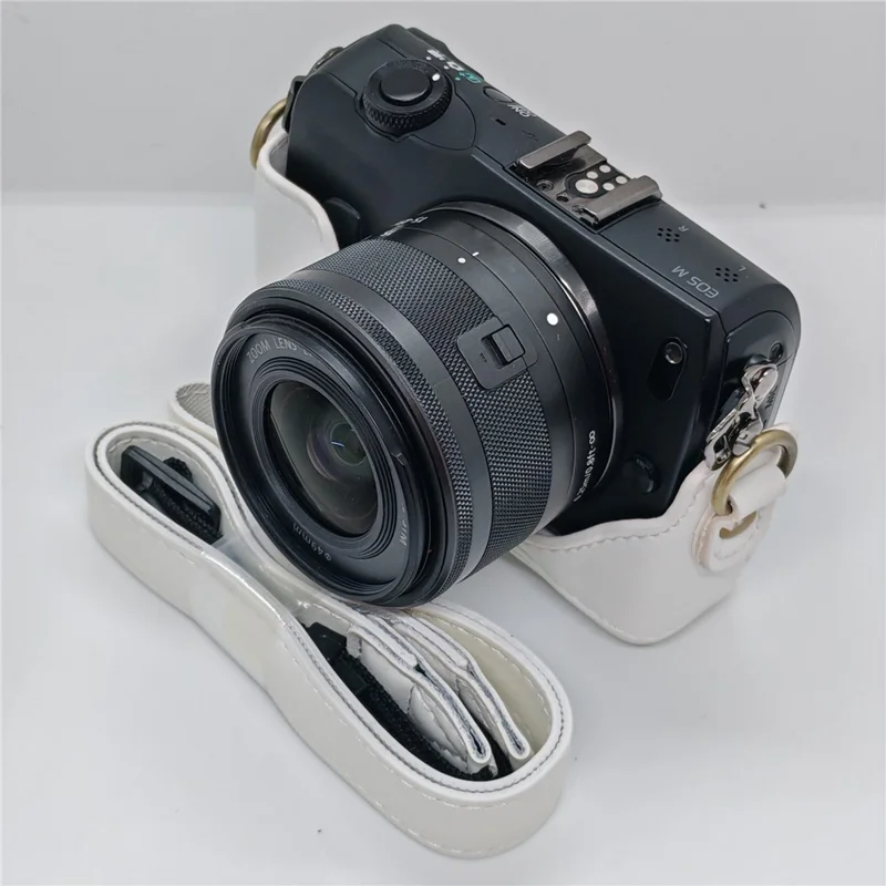 حقيبة كاميرا كانون EOS M / M10 / M100 / M200 بتصميم كلاسيكي من جلد PU مع غطاء واقي وحزام كتف - أبيض