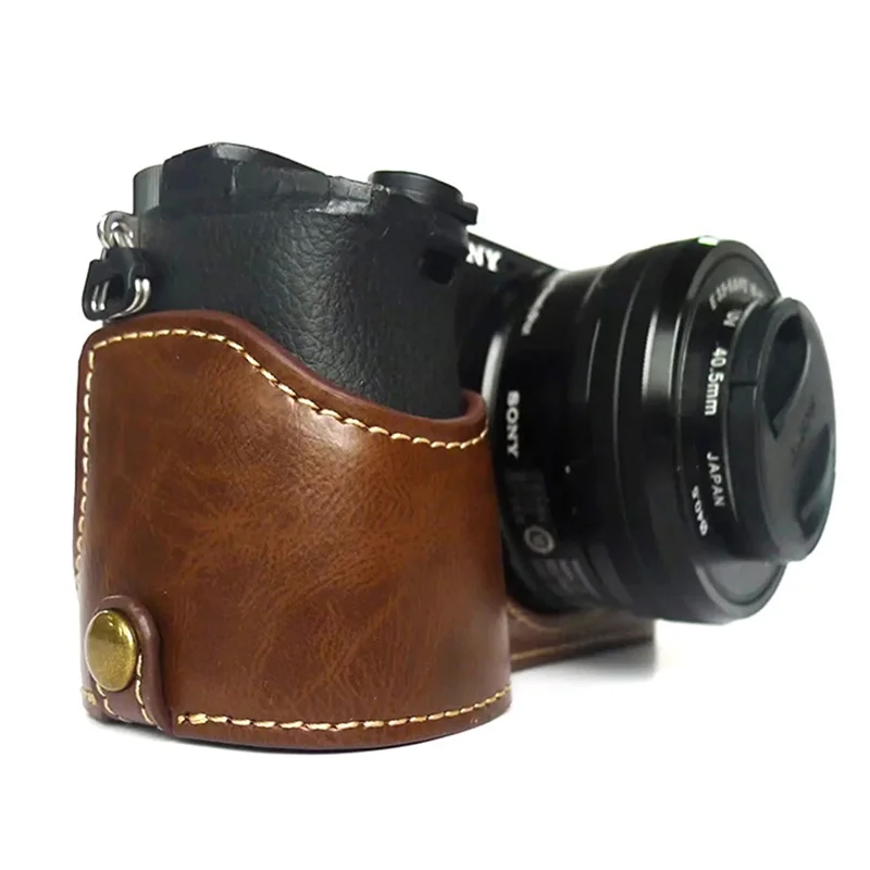 Skyddande halvskal för Sony A6400 / A6300 / A6000 kamera i PU-läder med öppning i botten för batteri - Kaffe