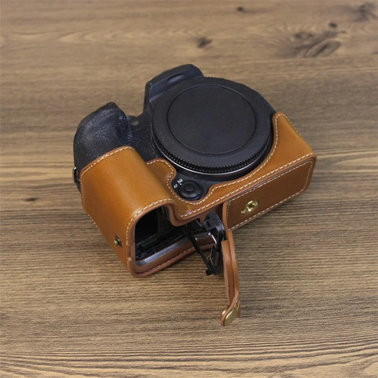 Для Canon EOS R10 PU Кожаная Противоязовая Камера Нижняя Крышка с Большим Дизайном Отверстия Защитная Полдня Корпус - Коричневый