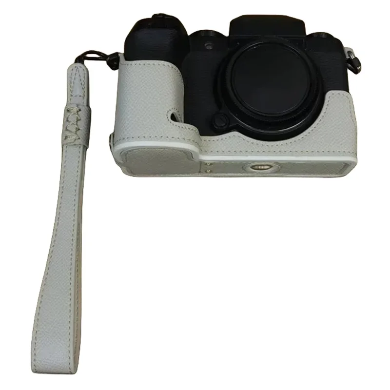 För Fujifilm X-S20 kamera PU-läder understa hölje batteriöppning halvkroppshölje med handloksrem - Vit