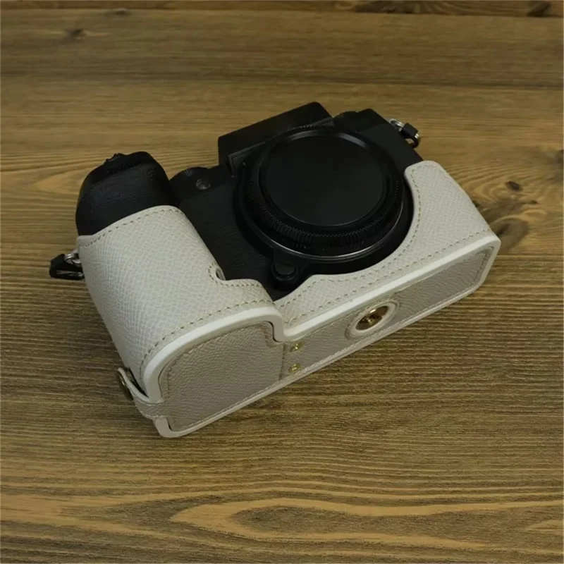 För Fujifilm X-S20 kamera PU-läder understa hölje batteriöppning halvkroppshölje med handloksrem - Vit