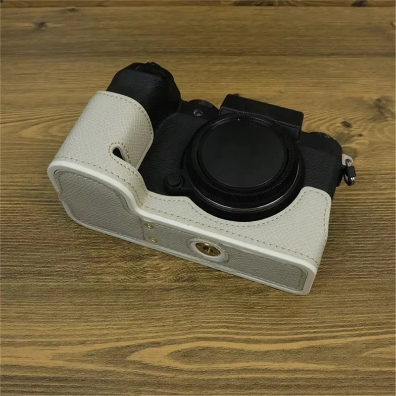 För Fujifilm X-S20 kamera PU-läder understa hölje batteriöppning halvkroppshölje med handloksrem - Vit