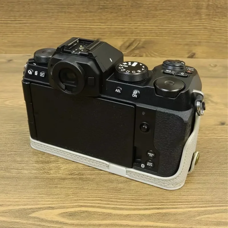 För Fujifilm X-S20 kamera PU-läder understa hölje batteriöppning halvkroppshölje med handloksrem - Vit