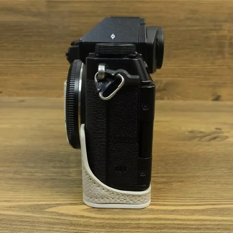 För Fujifilm X-S20 kamera PU-läder understa hölje batteriöppning halvkroppshölje med handloksrem - Vit