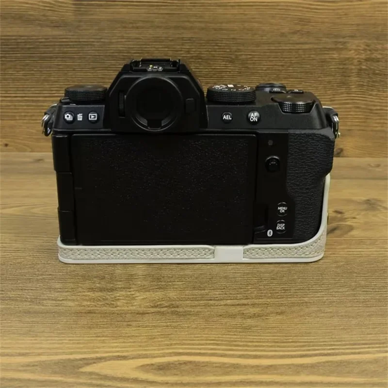 För Fujifilm X-S20 kamera PU-läder understa hölje batteriöppning halvkroppshölje med handloksrem - Vit