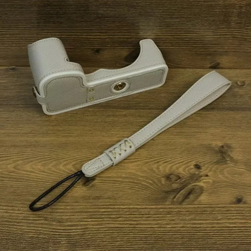 För Fujifilm X-S20 kamera PU-läder understa hölje batteriöppning halvkroppshölje med handloksrem - Vit