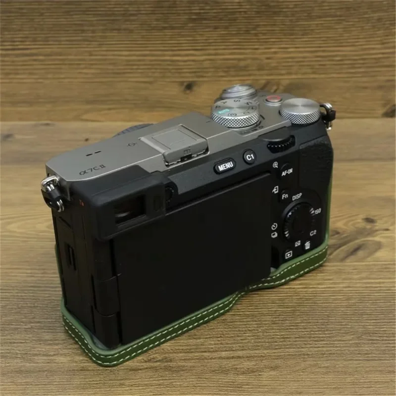 Für Sony A7C II / A7CR PU-Leder Kamerabodenabdeckung mit Schraubdesign Halbkörpergehäuse Anti-Kratz-Schutz – Grün