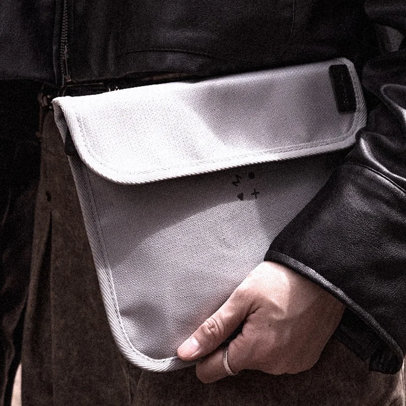 MOMAX SR53 1-World Airliner Fireproof Storage Bag 218 x 235mm Protective Pouch for Electronics  /  Travel  /  Documents