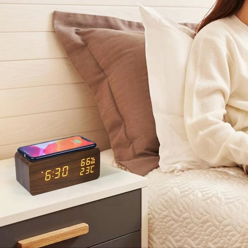 Relógio Despertador LED Digital em Madeira YC-9087 com Exibição de Temperatura e Humidade, Almofada de Carregamento Sem Fios Incorporada (Sem Bateria) - Madeira Castanha Luz Branca