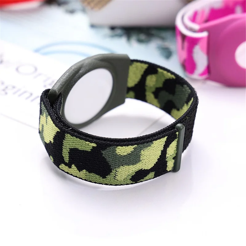 Étui TPU compatible Bluetooth pour Apple AirTag avec sangle en nylon à attaches en boucle, bracelet poignet, avec film avant et arrière, modèle enfant - Violet camouflage
