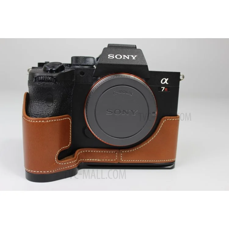 Capa Genuine Leather Half Case para Sony A7R4 / A9 II - Marrom
