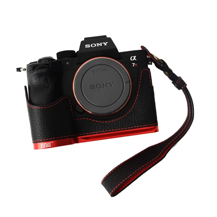For Sony A7R4/A7M4 Quick Release Plate Metal + Genuine Leather Camera Protection Bottom Case Cover with Hand Strap - Black/Red Bottom