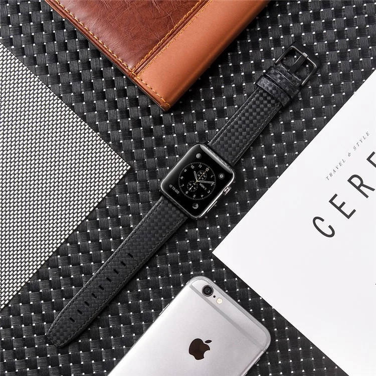 Carbon Fiber Textur Echtes Leder Armband für Apple Watch Series 10 46mm / Ultra 2 Ultra 49mm / 9 8 7 45mm / SE (2023) SE (2022) SE 6 5 4 44mm / 3 2 1 42mm - Schwarz