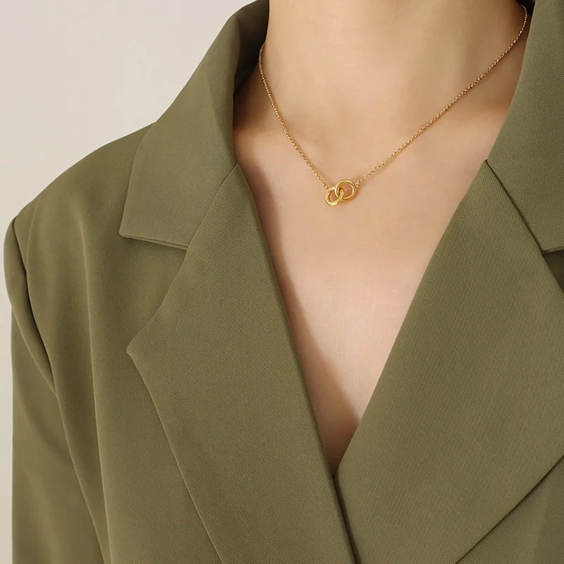 Collana con Pendente Cerchi Intrecciati di Lusso in Acciaio Titanio Placcato Oro, Catena Versatile e di Moda 40+5 cm