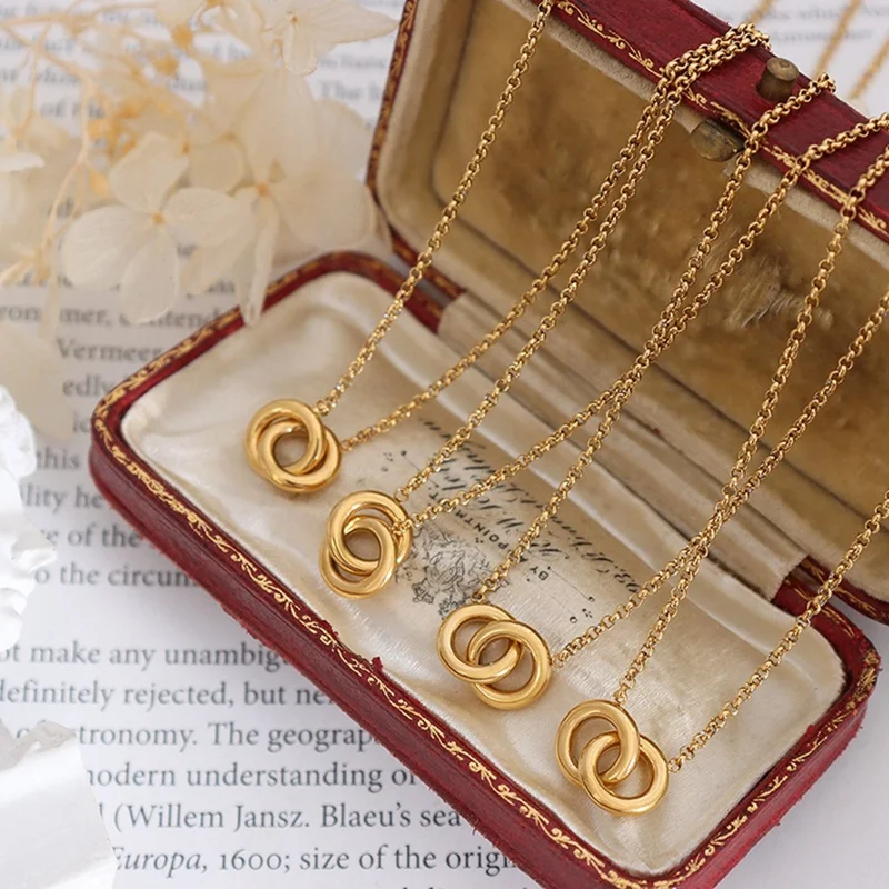 Collana con Pendente Cerchi Intrecciati di Lusso in Acciaio Titanio Placcato Oro, Catena Versatile e di Moda 40+5 cm