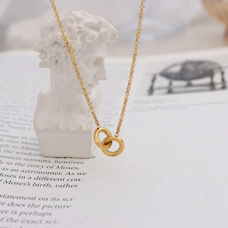 Collana con Pendente Cerchi Intrecciati di Lusso in Acciaio Titanio Placcato Oro, Catena Versatile e di Moda 40+5 cm