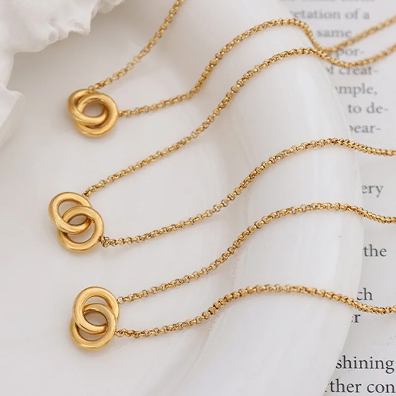 Collana con Pendente Cerchi Intrecciati di Lusso in Acciaio Titanio Placcato Oro, Catena Versatile e di Moda 40+5 cm