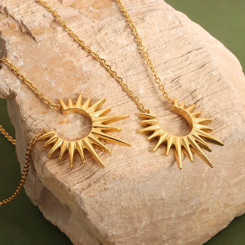 Collar de Titanio con Diseño Geométrico de Sol Dorado, Estilo Europeo Versátil y Elegante